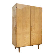 Nieduża jesionowa dwudrzwiowa szafa w połysku, proj. František Mezulánik dla Nový Domov, Czechosłowacja, lata 70.