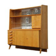Kredens w jasnym orzechowym fornirze, František Jirák dla Tatra Nabytok, Czechosłowacja, lata 60.
