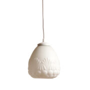 Nieduży jednopunktowy mleczno-biały szklany żyrandol z motywem kwiatowym, Polska, lata 70.