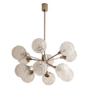 Dwunastopunktowy chromowany żyrandol ze szklanymi kloszami z motywami "kwiatowymi", Niemcy, lata 70.