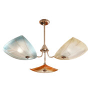 Trzypunktowy metalowy chromowany żyrandol z kolorowymi szklanymi kloszami w kształcie liści, Polska, lata 60.