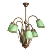 Sześciopunktowy metalowy żyrandol w kolorze starego złota ze szklanymi zielonymi kloszami, Polska, lata 60.