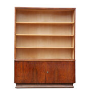 Orzechowa biblioteczka w połysku zamykaną częścią dolną i suwanymi szybami w części górnej , UP Závody Trest,  Czechosłowacja 1958 rok