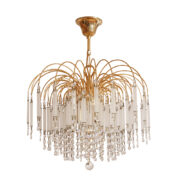 Nieduża trzypunktowa lampa sufitowa złożona ze szklanych wisiorków umieszczonych na złotej metalowej konstrukcji, Hiszpania, lata 70.