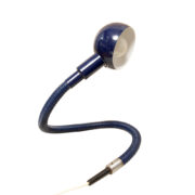 Gięta granatowa lampa biurkowa/lampa ścienna "Hebi", proj. Isao Hosoe dla Valenti Luce, Włochy, lata 70.