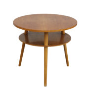 Dębowy okrągły stolik kawowy z półką i drewnianymi toczonymi trzema nogami, Typ 1033, Dřevopodnik Holešov, Czechosłowacja, lata 60.