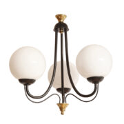 Trzypunktowa metalowa rustykalna lampa wisząca ze szklanymi mlecznobiałymi kloszami w kształcie kuli , Polska, lata 80-90.