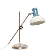 Metalowa biało-niebieska lampa biurkowa z chromowanym ramieniem i podstawą, Spółdzielnia Rzemieślnicza "Budometal" Szczecin, Polska, 1986 rok