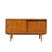 Nieduża mahoniowa szafka z suwanymi drzwiczkami Violetta w słomkowych odcieniach, lakierowana w połysku, Zielonogórskie Fabryki Mebli, Polska, lata 70.