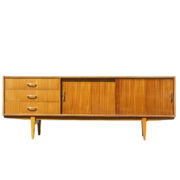 Niska komoda "Violetta" w słomkowych odcieniach, fornirowana mahoniem, lakierowana w połysku Zielonogórska Fabryka Mebli, Polska, 1972 rok