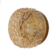 Nieduży okrągły szklany złoty kinkiety z kloszem z motywami kwiatowymi osadzony na metalowej konstrukcji, Glashütte Limburg, Niemcy, lata 70.