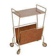 Nieduży mobilny gazetnik/stolik pomocnik na metalowej konstrukcji z laminowanym mahoniowym zdejmowanym blatem i kieszenią z brązowej eko-skóry, Niemcy, lata 70