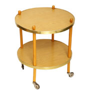 Nieduży mobilny stolik kawowy/pomocnik z dwoma blatami w jasnej drewnopodobnej okleinie i sosnowymi toczonymi nóżkami , Polska, lata 70.