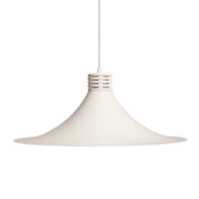 Okrągła jednopunktowa, biała metalowa lampa sufitowa w stylu skandynawski w kształcie kapelusza, Polam Piła, Polska, lata 80.