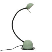 Zielona metalowa lampa biurkowa/nocna w stylu Memphis "Nuova" z czarnym giętym ramieniem, Veneta Lumi, Włochy, lata 80.