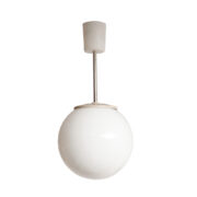 Nieduży jednopunktowy szklany żyrandol w kształcie mlecznobiałej kuli na metalowej krótkiej sztycy, wersja kawa z mlekiem, Polam Wilkasy, Polska, lata 80.