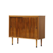 Nieduża, dość wysoka orzechowa szafka z dwoma półkami i suwanymi drzwiczkami, lakierowana w satynie, UP Závody Rousínov, Czechosłowacja, lata 60.