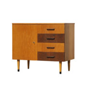 Orzechowa jasna szafka/komoda z półką i czterema szufladami, lakierowana w satynie, UP Závody Rousínov, Czechosłowacja, lata 60.