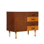 Orzechowa ciemna szafka/komoda z półką i czterema szufladami, lakierowana w satynie, UP Závody Rousínov, Czechosłowacja, lata 60.