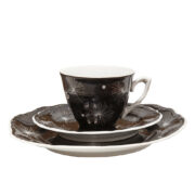 Porcelanowa czarna filiżanka do kawy/herbaty ze spodkiem i talerzykiem deserowym, dekoracja proj. Ludmiła Pokornianka, ZPS Wałbrzych w Wałbrzychu, Polska, lata 60.
