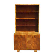 Orzechowa jasna wąska szafa biblioteczna/witryna w połysku ze szklanymi suwanymi drzwiczkami i zamykanym dołem, Polska, lata 60.