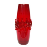 Czerwony średniej wielkości szklany ręcznie formowany wazon z dekoracyjnym otokiem, Huta Szkła "Tarnowiec" w Tarnowcu, Polska, lata 70.