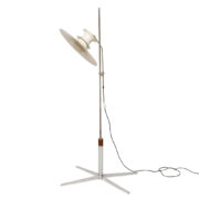 Duża biała skandynawska jednopunktowa lampa podłogowa na chromowanej podstawie w stylu Louis Poulsen, Dania, lata 60.