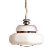 Mleczno-biała akrylowa lampa wisząca Space Age z elementami chromowanymi i regulacją wysokości, Włochy, lata 70.