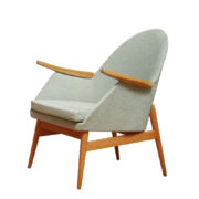 Fotel w jasno miętowej tapicerce, z bokami i oparciem ze sklejki i podłokietnikami z drewna bukowego, projekt Julia Gaubek, Węgry, lata 70.