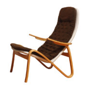 Fotel wypoczynkowy "Metro" z nogami z giętej jasnej sklejki, bukowymi podłokietnikami, siedziskiem z metalowych rurek obleczonych lnem i dużą poduchą tapicerowaną brązowym wełnianym materiałem, projekt Sam Larsson dla firmy DUX, Szwecja, lata 70.