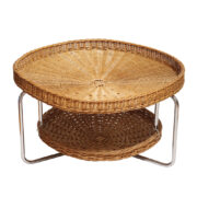 Duży okrągły wiklinowy stolik w stylu skandynawskim/boho z wiszącą dolną półką i nóżkami z chromowanych giętych metalowych rurek, Holandia, lata 60.