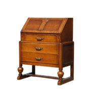 Nieduży sekretarzyk/biurko retro w ciemnym dębie z trzema szufladami i opuszczanym blatem, Wielka Brytania, lata 50-60.