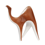 Biało-brązowa porcelanowa figurka "Wielbłąd", proj. Lubomir Tomaszewski, Zakłady Porcelany Stołowej "Karolina" w Jaworzynie Śląskiej, Polska, wzór z 1957 roku