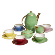 Fabrycznie nowy wielokolorowy okolicznościowy serwis do kawy ze złoceniami i zieloną bazą "Joanna", projekt Wincenty Potacki , Zakłady Porcelany Stołowej "Karolina" w Jaworzynie Śląskiej, wzór z 1956 roku