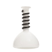 Mleczno-biały wazon z długą szyją z czarną spiralą, Huta Szkła Gospodarczego "Tarnowiec", proj. Jerzy Słuczan Orkusz, Polska, lata 80.