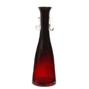 Rubinowy smukły wazon z długą szyją ozdobioną przezroczystymi uszami, Huta Szkła Gospodarczego "Tarnowiec", proj. Jerzy Słuczan Orkusz, Polska, lata 80.
