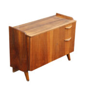 Nieduża szafka/barek w orzechowym fornirze w połysku, František Jirák dla Tatra Nabytok, Czechosłowacja, lata 60.