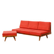 Dwuosobowa rozkładana kanapa z podnóżkiem z sześcioma poduchami na sprężynach w czerwonej tapicerce,  Tatra Nabytok, Czechosłowacja, lata 60.
