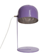 Duża fioletowa jednopunktowa metalowa lampa biurkowa z ruchomym kloszem "Kask Motocyklisty", Kosta Lampan TYP 1457, Szwecja, lata 70.