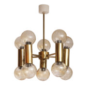 Metalowy dziesięciopunktowy żyrandol w stylu Hollywood Regency w kolorze starego złota ze szklanymi kloszami w kształcie kuli, Polska, lata 50.