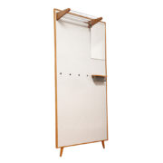 Duża stojąca garderoba z płyty pokryta laminowaną jasno szarą melanżową okleiną z dużą metalową półką na kapelusze, lutrem, 5-ma metalowymi wieszakami i półką na klucze, Drevokov, Czechosłowacja, 4 VI 1970 rok.