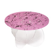 Lekki stolik kawowy/pomocnik z pleksiglasu z ręcznie malowanym różowym z niesymetrycznym wzorem blatem, Włochy po 2000 roku