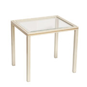 Aluminiowy kremowy stolik kawowy/stolik pomocnik/stolik nocny ze złotymi lamówkami wokół szklanego blatu, proj. Pierre Vandel Paris, Hollywood Regency, Francja, lata 70.