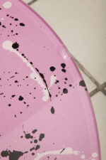 Lekki stolik kawowy/pomocnik z pleksiglasu z ręcznie malowanym w różowy niesymetryczny wzór okrągłym blatem i przezroczystymi pełnymi nogami, Włochy po 2000 roku - obrazek 32