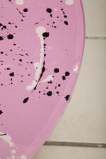 Lekki stolik kawowy/pomocnik z pleksiglasu z ręcznie malowanym w różowy niesymetryczny wzór okrągłym blatem i przezroczystymi pełnymi nogami, Włochy po 2000 roku - obrazek 33