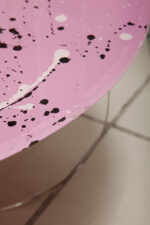 Lekki stolik kawowy/pomocnik z pleksiglasu z ręcznie malowanym w różowy niesymetryczny wzór okrągłym blatem i przezroczystymi pełnymi nogami, Włochy po 2000 roku - obrazek 34