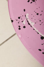 Lekki stolik kawowy/pomocnik z pleksiglasu z ręcznie malowanym w różowy niesymetryczny wzór okrągłym blatem i przezroczystymi pełnymi nogami, Włochy po 2000 roku - obrazek 35