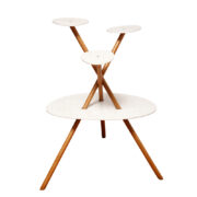 Smukły kwietnik na trzech drewnianych nogach z czterema laminowanymi obłymi białymi blatami, Czechosłowacja, lata 60.