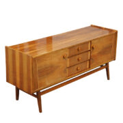 Orzechowa komoda/bufet/sideboard lakierowana w połysku z trzema szufladami i dwiema szafkami po bokach , Bilea, Rumunia, lata 70.