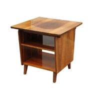 Duży masywny kwadratowy orzechowy stolik pomocnik/stolik RTV z funkcjonalnymi dwiema półkami, Bilea, Rumunia, lata 60.